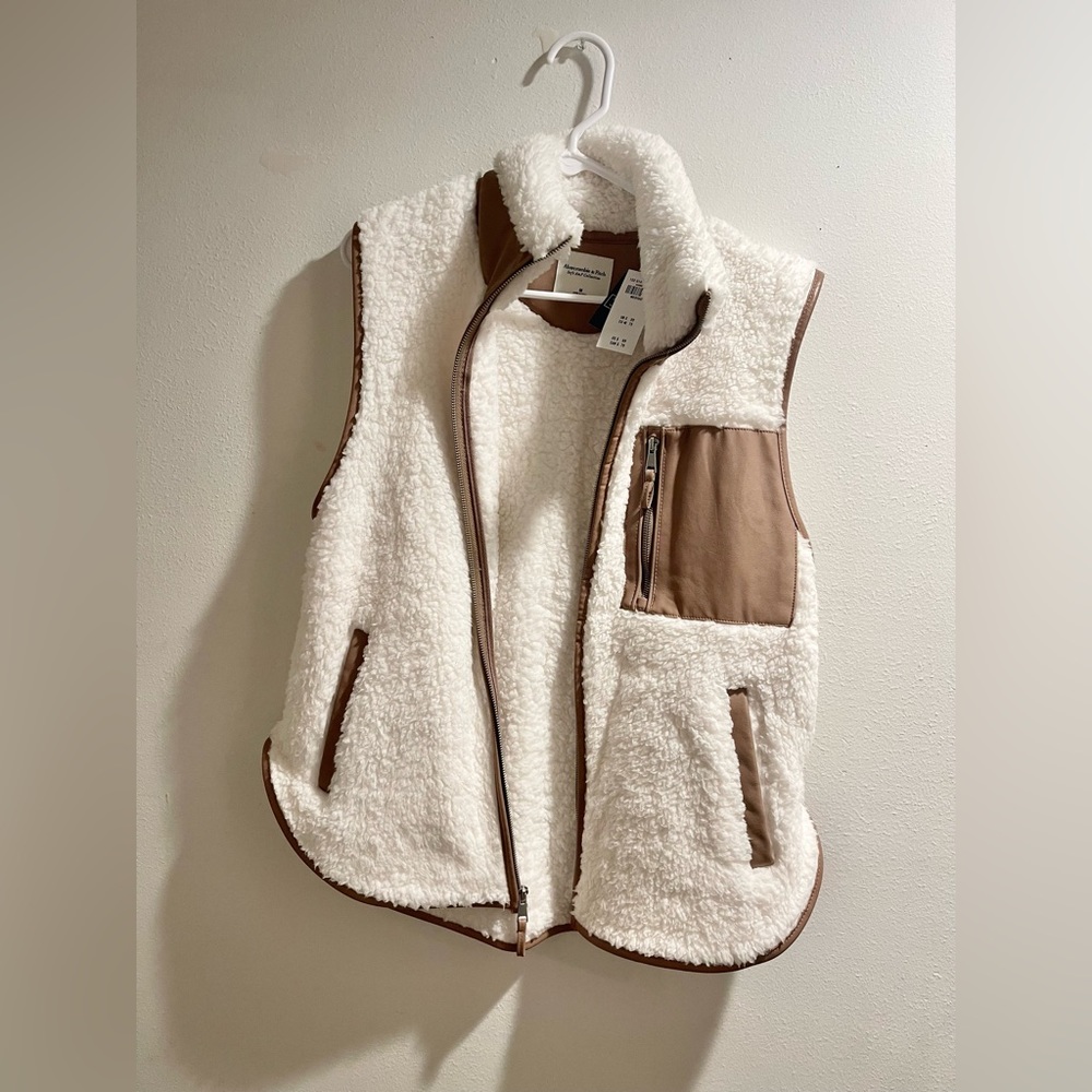 Women’s Abercrombie Sherpa vest with vegan leather